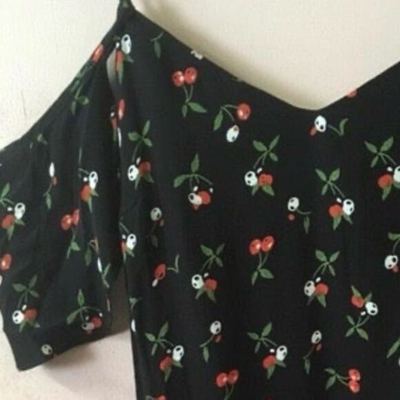 Shades of Blonde Black Cherry Print Cold-Shoulder Mini Dress Size S NWT - Picture 4 of 12